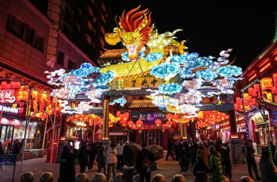 2月11日，游客在沈陽中街游覽。春節(jié)期間，各地燈火璀璨、火樹銀花，呈現出一幕幕流光溢彩的視覺盛宴。（新華社記者潘昱龍攝）