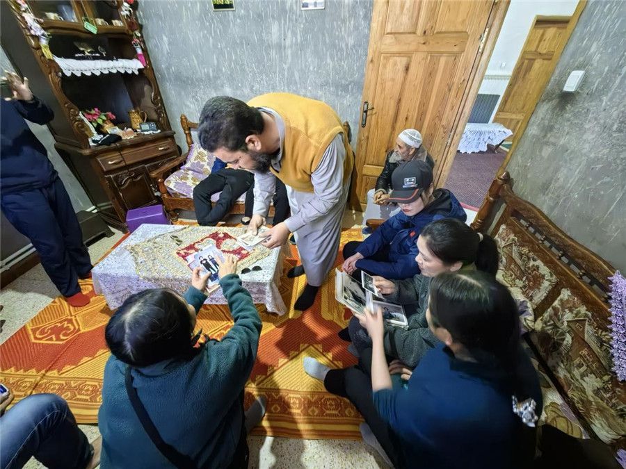 穆罕默德醫(yī)生講述與中國醫(yī)生結(jié)緣的老照片。中國第28批援阿爾及利亞醫(yī)療隊塞地夫分隊供圖