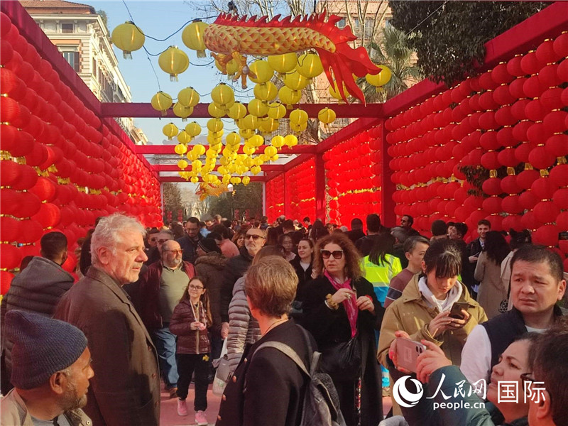 游園會入口處張燈結彩，人流如織。人民網(wǎng)記者鄭彬攝