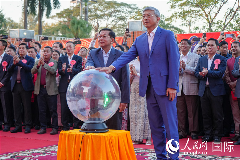 敏昂萊主席和陳海大使在中方援建和改造升級的仰光杜溫納國家體育館前共同按亮水晶球，啟動“錦繡唐人街”新春慶典-人民網(wǎng)記者謝佳君攝