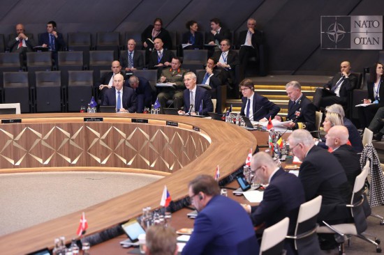 這是2月15日在比利時布魯塞爾拍攝的北約防長會現(xiàn)場。為期一天的北約成員國國防部長會議15日在比利時首都布魯塞爾結(jié)束。會議就加強北約的威懾和防御以及對烏克蘭的支持等問題展開討論。新華社記者趙丁喆攝