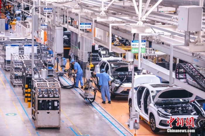 資料圖：工人在新能源汽車生產(chǎn)線上作業(yè)。李南軒 攝