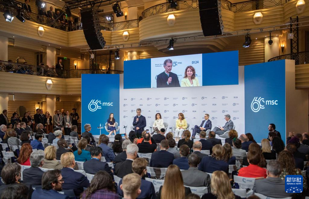 2月18日，慕安會(huì)主席克里斯托夫·霍伊斯根（中左二）在德國慕尼黑舉行的第60屆慕尼黑安全會(huì)議上發(fā)表閉幕致辭。新華社記者 張帆 攝
