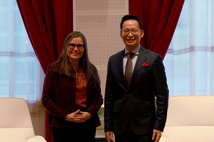 冰島總理雅各布斯多蒂爾（右一）與中國駐冰島大使何儒龍合影。中國駐冰島大使館供圖