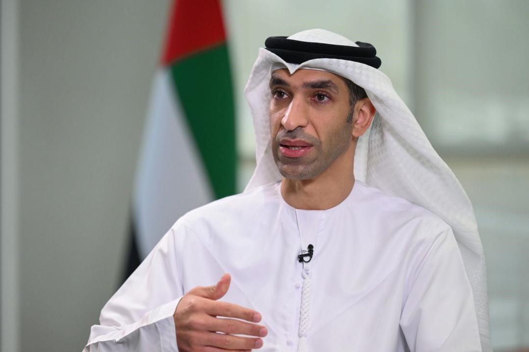 阿聯(lián)酋外貿(mào)國務(wù)部長薩尼·宰尤迪接受采訪。阿聯(lián)酋通訊社供圖