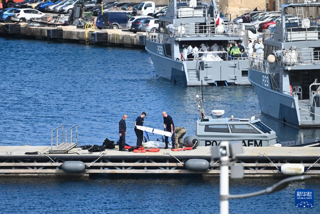 2月23日，在馬耳他皮耶塔，工作人員準(zhǔn)備搬運(yùn)一具非法移民遇難者遺體。新華社發(fā)（喬納森·博格攝）