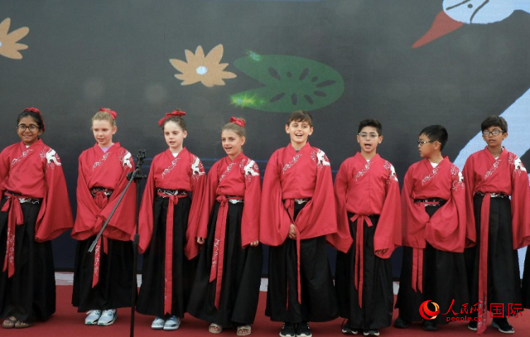 來(lái)自世界各地的小朋友一同誦讀中國(guó)古詩(shī)。人民網(wǎng) 滕婧含攝