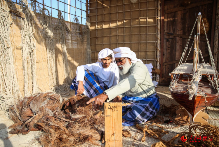 手工藝者展示如何用棕櫚葉制作繩子。人民網(wǎng) 塔里克·易卜拉欣攝