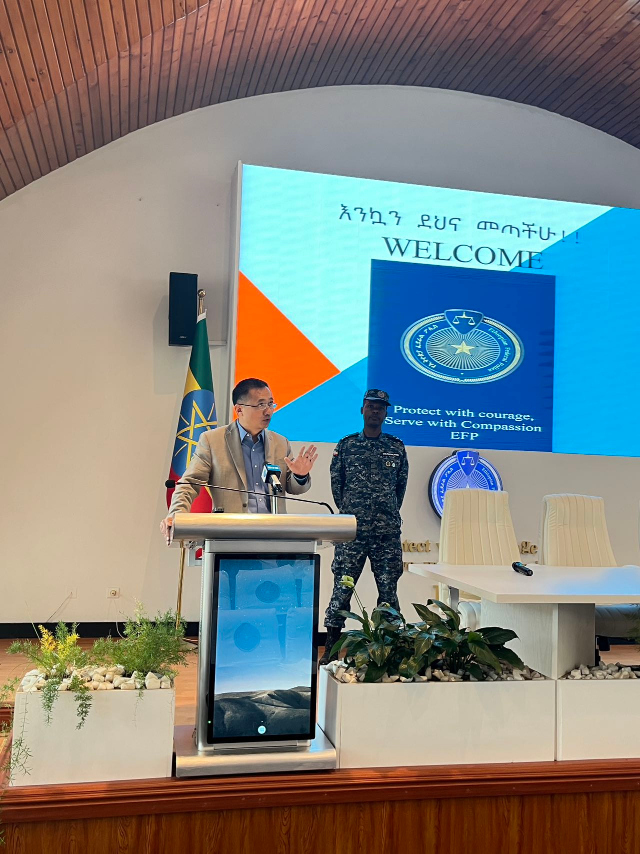 圖為駐埃塞使館首席館員申欽民公參致辭。亞的斯亞貝巴大學(xué)孔子學(xué)院供圖