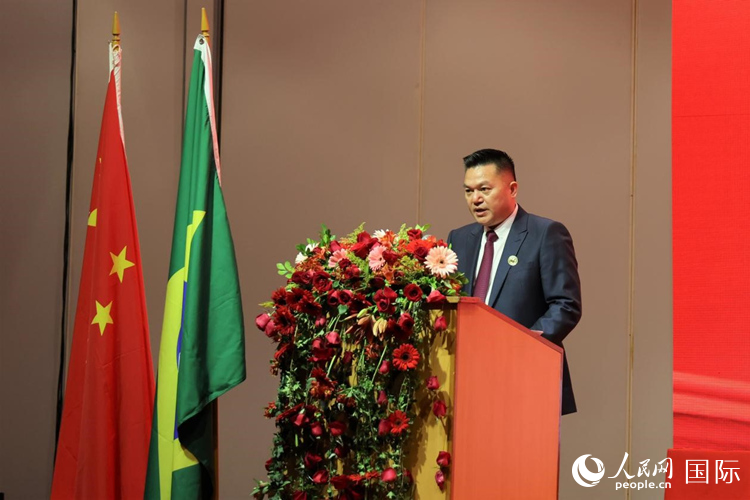 巴西和統(tǒng)會(huì)新任會(huì)長(zhǎng)張小春發(fā)表就職演講。人民網(wǎng)記者 時(shí)元皓攝