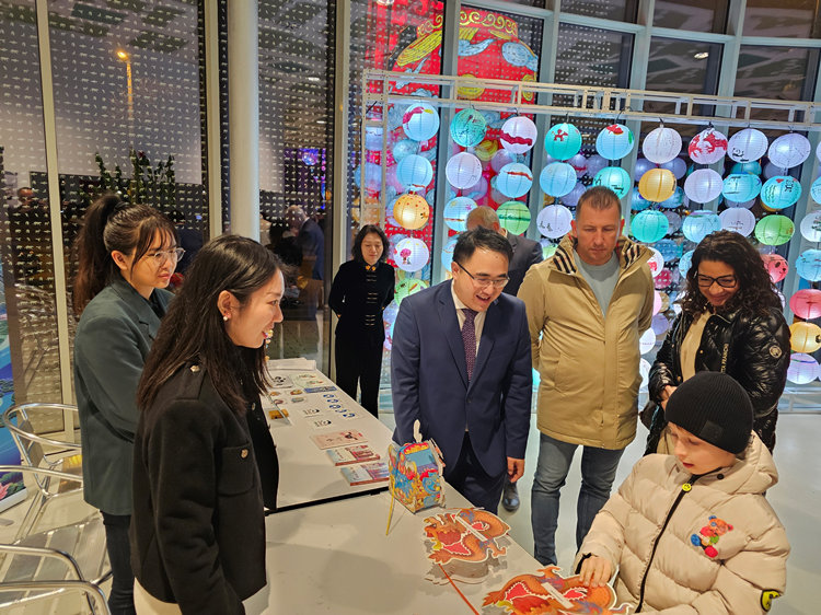 匈牙利小朋友猜燈謎。翟朝暉攝