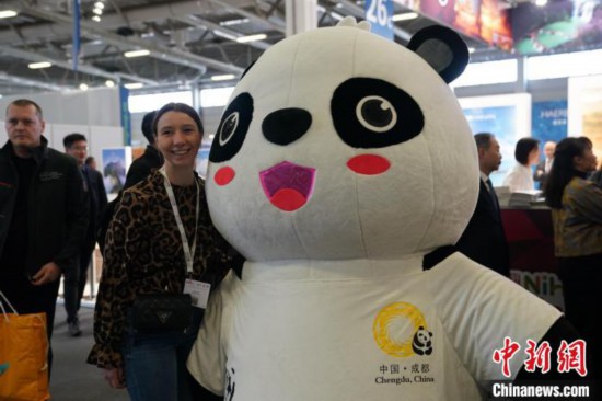 3月5日，2024年柏林國際旅游交易會(ITB)在柏林會展中心拉開帷幕。以“你好！中國”為主題的中國展區(qū)當(dāng)日亮相展會。圖為觀眾與大熊貓人偶合影。中新社記者 馬秀秀 攝