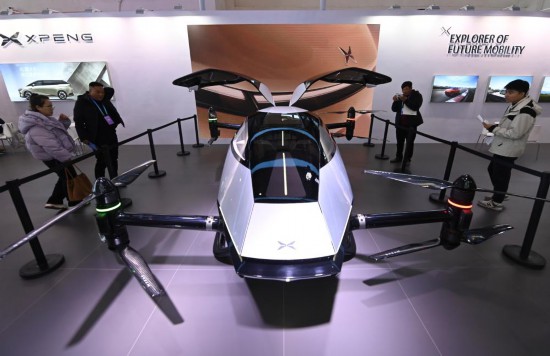 2023年12月1日，在鏈博會(huì)智能汽車(chē)鏈展區(qū)小鵬汽車(chē)展臺(tái)，參觀者觀看一臺(tái)智能飛行器。新華社記者蔡湘鑫攝