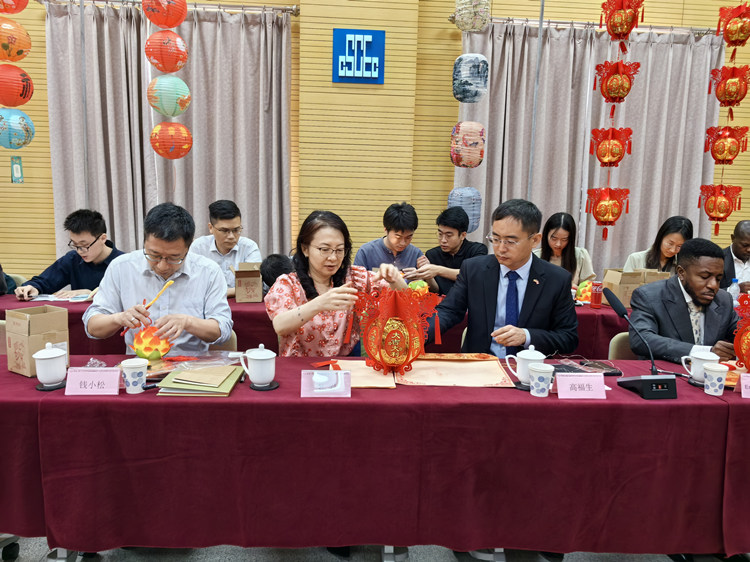 燈籠文化交流活動現(xiàn)場。中建國際中西非公司供圖