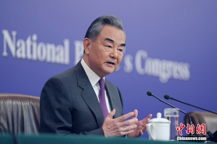 3月7日，十四屆全國(guó)人大二次會(huì)議在北京舉行記者會(huì)，中共中央政治局委員、外交部長(zhǎng)王毅就中國(guó)外交政策和對(duì)外關(guān)系相關(guān)問(wèn)題回答中外記者提問(wèn)。<a target='_blank' href='/'><p  align=