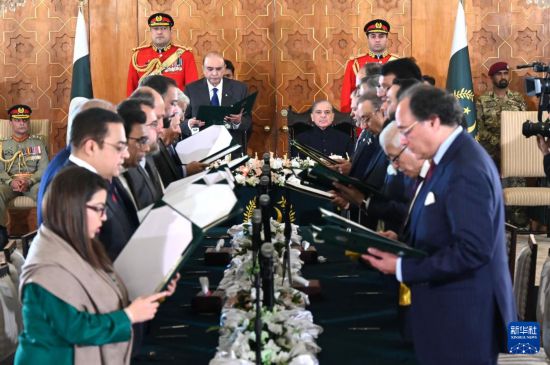   這是3月11日在巴基斯坦首都伊斯蘭堡總統(tǒng)府拍攝的內(nèi)閣宣誓就職儀式。巴基斯坦新內(nèi)閣的19名成員11日在巴總統(tǒng)扎爾達(dá)里和總理夏巴茲見(jiàn)證下，在首都伊斯蘭堡總統(tǒng)府宣誓就職。新華社發(fā)（巴基斯坦新聞與廣播部下轄媒體信息部門供圖）