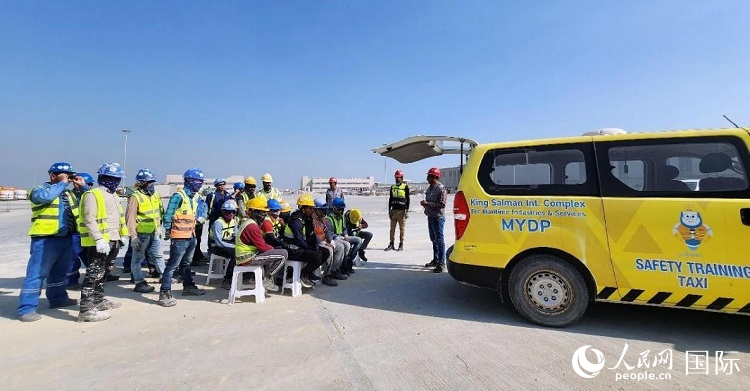 安全宣講出租車在現(xiàn)場播放安全視頻。人民網(wǎng)記者 管克江攝