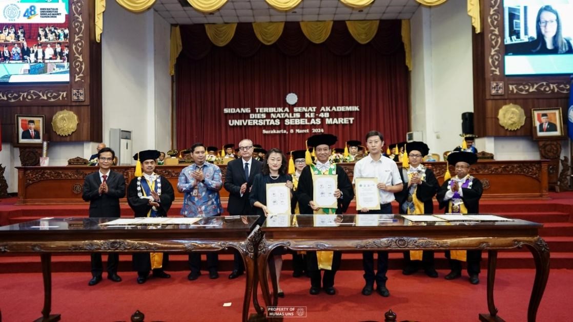 西華大學(xué)、三一一大學(xué)、印尼鋰源新材料有限公司、四川鋰源新能源有限公司四方共同簽署國際合作協(xié)議。印尼三一一大學(xué)孔子學(xué)院供圖