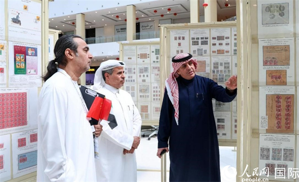 觀眾在欣賞集郵展作品。人民網(wǎng)記者 任皓宇攝