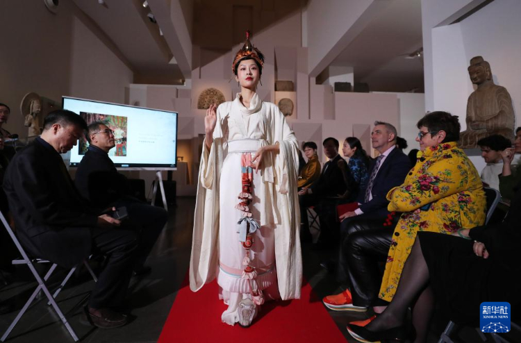 3月13日，在位于法國巴黎的吉美國立亞洲藝術(shù)博物館，模特展示敦煌復(fù)原服飾。新華社記者 高靜 攝
