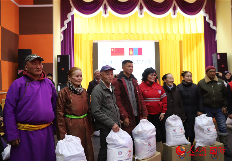 3月18日，向受災(zāi)牧民分發(fā)中方賑災(zāi)物資現(xiàn)場(chǎng)。人民網(wǎng)記者 霍文攝