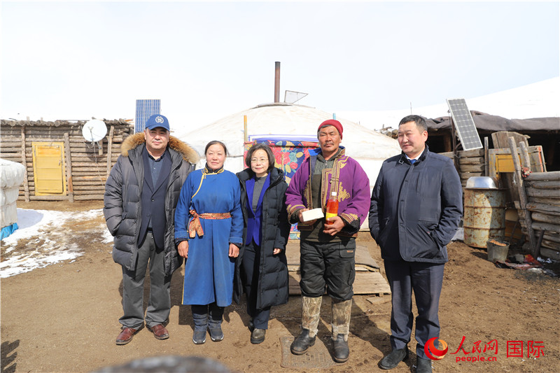 5.3月18日，沈大使與牧民及縣領(lǐng)導(dǎo)合影。人民網(wǎng)記者 霍文攝