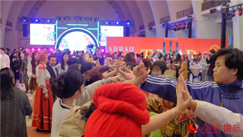 中俄觀眾在現(xiàn)場參與俄羅斯民俗互動游戲。人民網 褚夢琦攝
