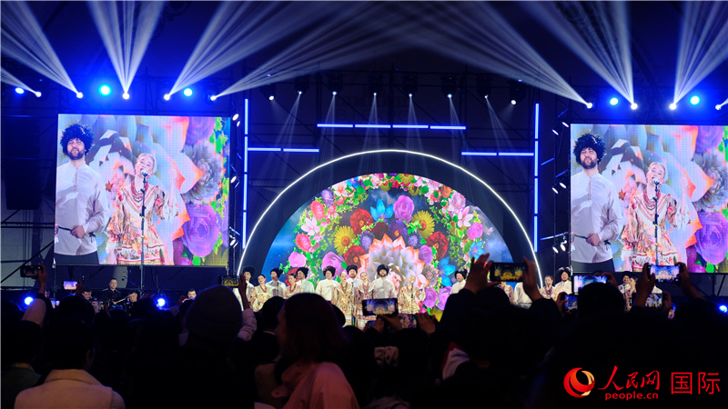 中俄觀眾欣賞俄羅斯傳統(tǒng)歌舞表演。人民網 褚夢琦攝