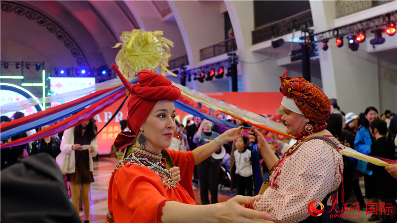 中俄觀眾在現(xiàn)場參與俄羅斯民俗互動游戲。人民網 褚夢琦攝