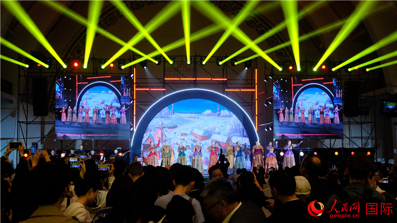 中俄觀眾欣賞俄羅斯傳統(tǒng)歌舞表演。人民網 褚夢琦攝