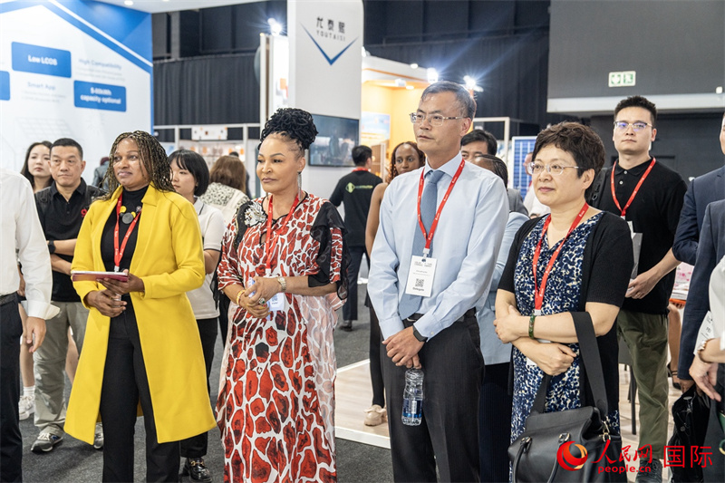 現(xiàn)場嘉賓參與捐贈(zèng)儀式。人民日?qǐng)?bào)非洲中心分社 希拉茲·莫林?jǐn)z