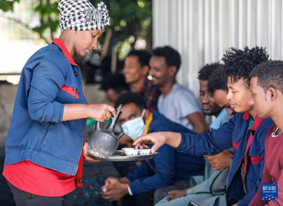 2024年2月16日，在埃塞俄比亞杜凱姆市的東方工業(yè)園，工人在工作間隙休息。 新華社記者 李亞輝 攝