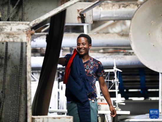 2024年2月16日，在埃塞俄比亞杜凱姆市的東方工業(yè)園，工人在東方紡織印染有限公司的車間內(nèi)工作。 新華社記者 李亞輝 攝