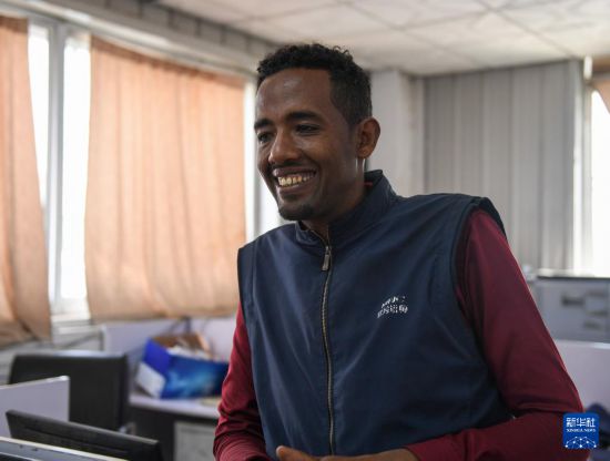 2024年2月16日，在埃塞俄比亞杜凱姆市的東方工業(yè)園，東方紡織印染有限公司經(jīng)理格圖·克貝貝接受新華社記者采訪。 新華社記者 李亞輝 攝