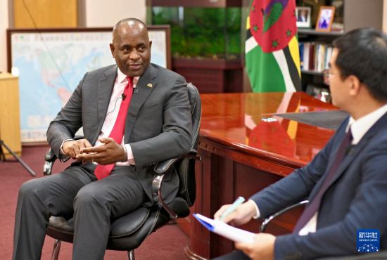 3月4日，多米尼克總理斯凱里特在首都羅索接受新華社記者專訪。新華社記者 趙凱 攝