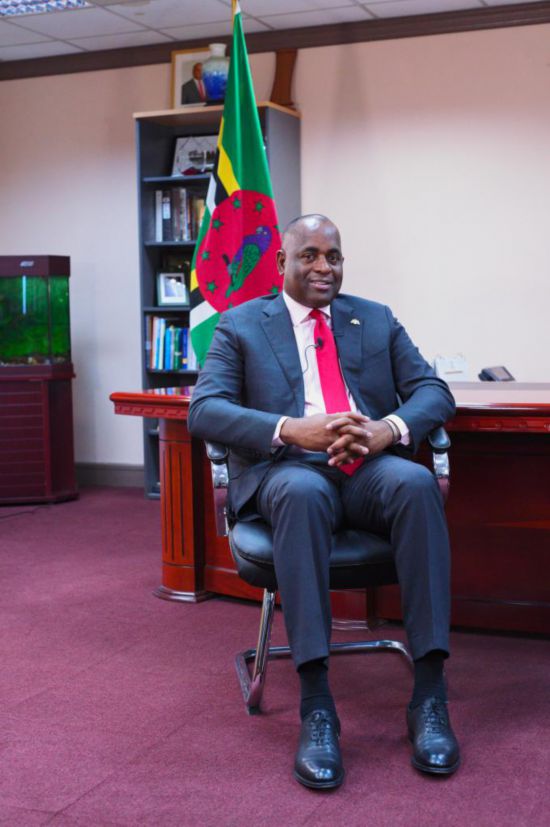 3月4日，多米尼克總理斯凱里特在首都羅索的總理辦公室接受新華社記者獨(dú)家專訪。新華社記者 趙凱 攝