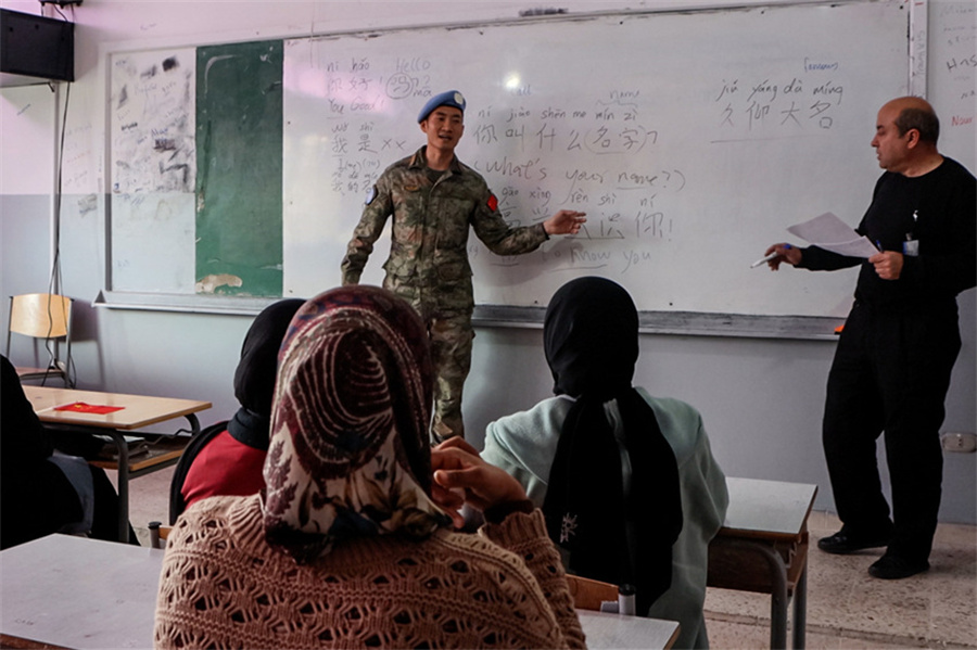 漢語(yǔ)班授課現(xiàn)場(chǎng)。瞿發(fā)統(tǒng)攝