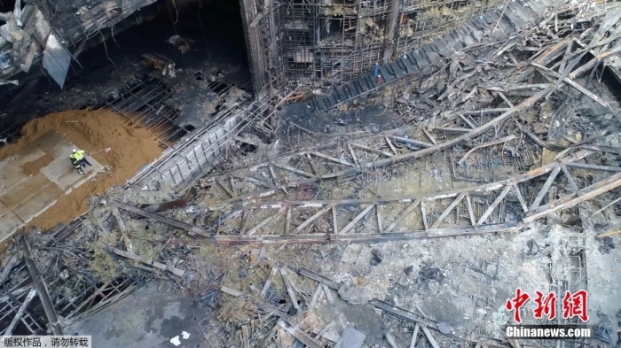 當?shù)貢r間2024年3月26日下午，據俄羅斯緊急情況部公布的消息，莫斯科州“克羅庫斯城”音樂廳恐怖襲擊事件的搜救工作已經全部結束。據介紹，工作人員已完成現(xiàn)場滅火救援以及廢墟清理的工作。圖為發(fā)生恐怖襲擊事件后音樂廳內部滿目瘡痍。（視頻截圖）