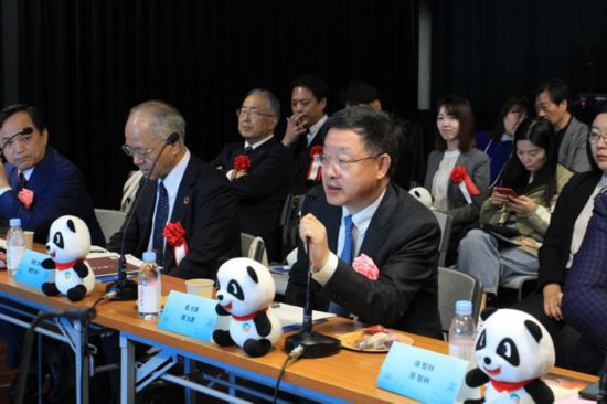 圖為四川省文化和旅游廳廳長(zhǎng)戴允康向日本友人介紹四川旅游資源。（中國(guó)駐東京旅游辦事處供圖）