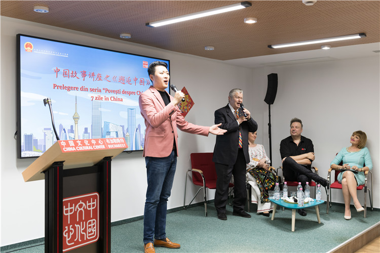 中國青年男高音歌唱家方瀧與奧爾基·圖爾達(dá)合唱羅語歌曲。布加勒斯特中國文化中心供圖。