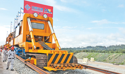 中企承建的馬東鐵項目創(chuàng)造就業(yè)機會超過1.8萬個，合作的當?shù)仄髽I(yè)超過1900家——為促進馬來西亞東西海岸互聯(lián)互通貢獻力量（共建“一帶一路”第一現(xiàn)場）