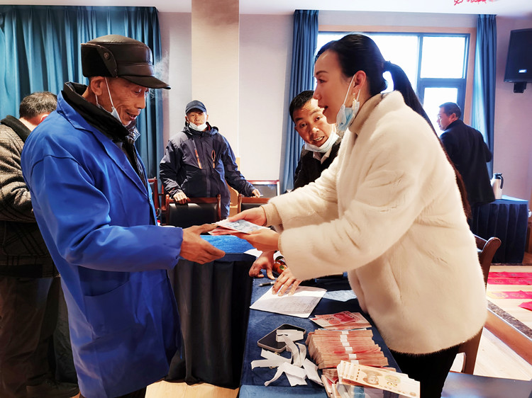 村民領取分紅金。朝天區(qū)融媒體中心供圖