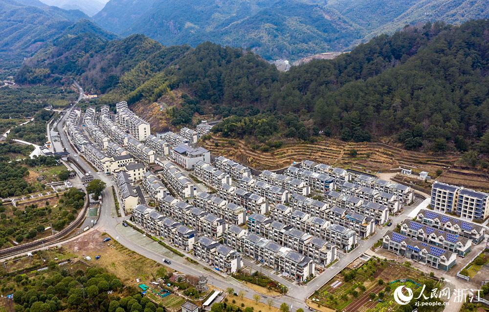 近日，航拍寧波市海曙區(qū)龍觀鄉(xiāng)李岙村屋頂光伏項(xiàng)目。人民網(wǎng) 章勇濤攝