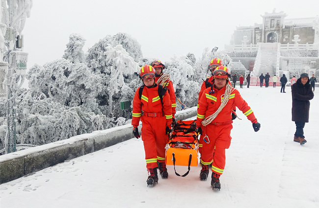穿梭在南岳山谷間的那一抹“消防橙”。受訪者供圖
