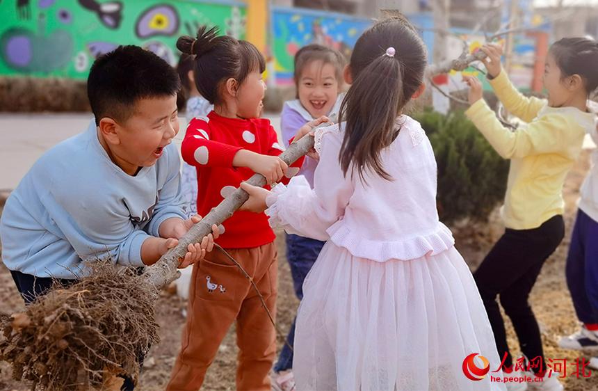 河北省東光縣小朋友們開心的種下小樹苗。 陳英華攝