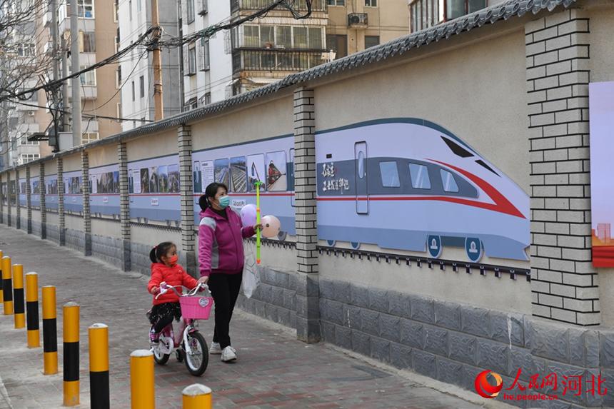 石家莊市談南路上的石家莊工業(yè)印記文化長(zhǎng)廊吸引了過(guò)往市民駐足觀看。 張震攝