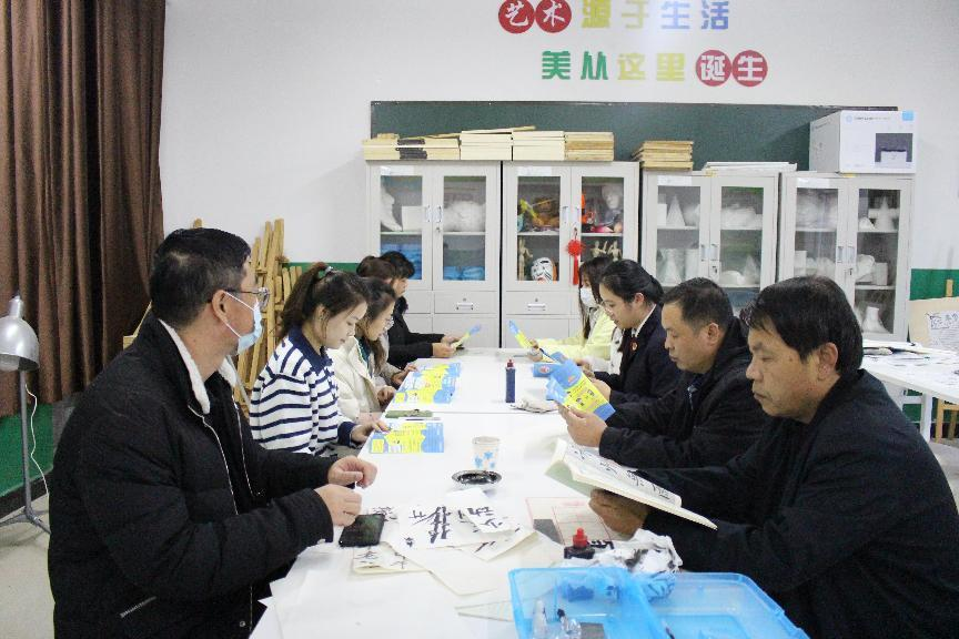 河北省臨西縣人民檢察院未檢檢察官在臨西縣第二小學(xué)為家長講解家庭教育促進(jìn)法。 孫國月攝