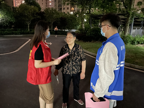 工作人員在小區(qū)進(jìn)行宣傳。受訪單位供圖