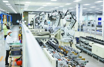 全球鋰離子電池領軍企業(yè)欣旺達動力電池生產車間。 南京日報/紫金山新聞記者 崔曉 攝