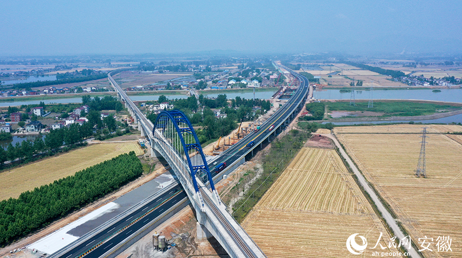 工作人員正在加速推進(jìn)牛屯河特大橋項(xiàng)目。人民網(wǎng) 王銳攝。